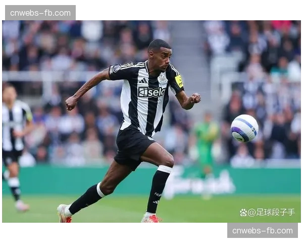 官方：纽卡前锋伊萨克腿筋轻微拉伤，预计缺阵两周