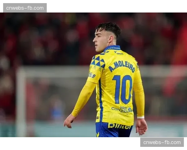 比利亚雷亚尔中场巴埃纳接受深度采访，谈如何在压力下完成转身与出球。