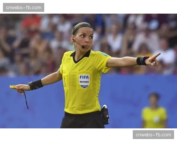 法甲首次测试VAR沟通语音播报，增强裁判判罚透明度